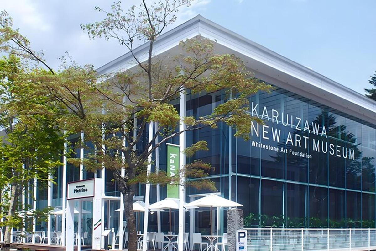um novo museu de arte com guarda-sóis em frente a um prédio