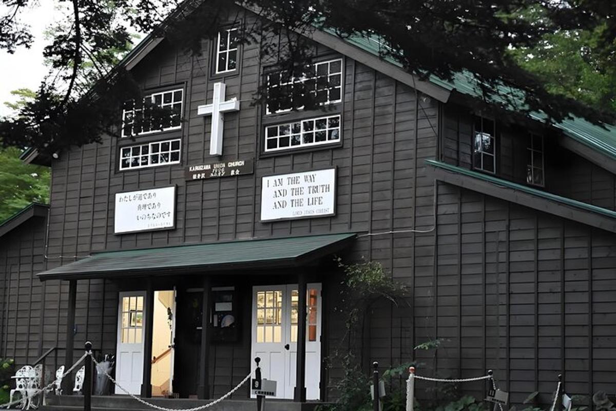 uma igreja com uma cruz ao lado