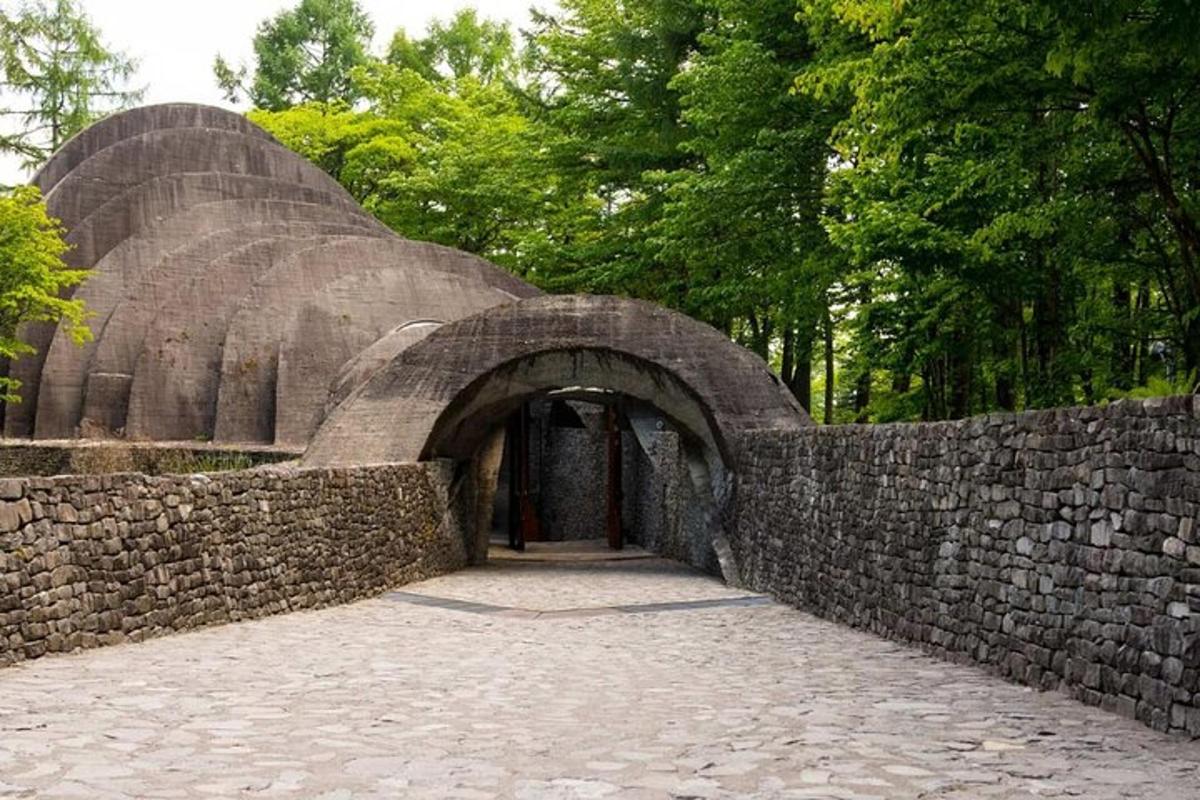 um muro de pedra com um arco em um parque