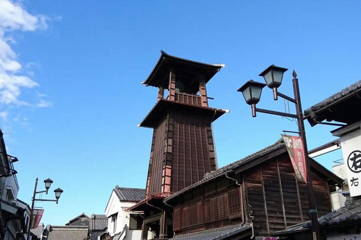 uma torre alta no topo de um edifício