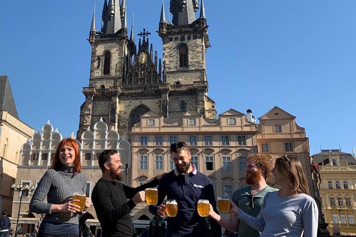 eine Gruppe von Menschen, die vor einem Gebäude Bier trinken