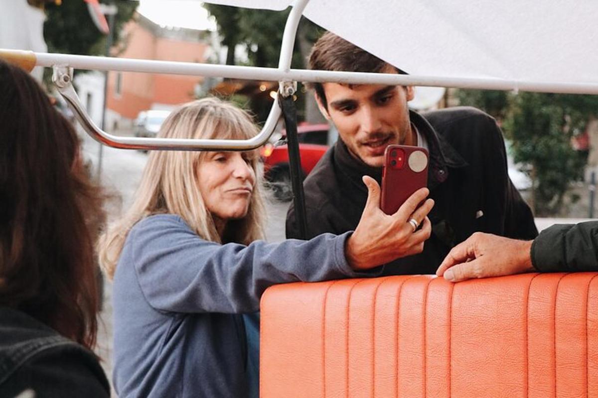 una donna che scatta una foto a un uomo con un cellulare
