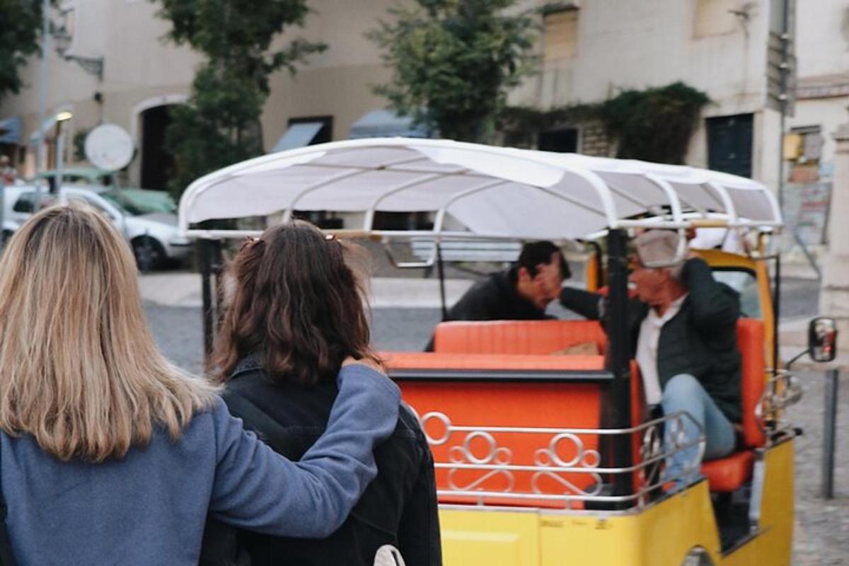 un gruppo di persone che viaggiano su un carrello