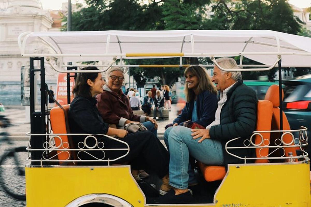 un gruppo di persone sedute su un golf cart