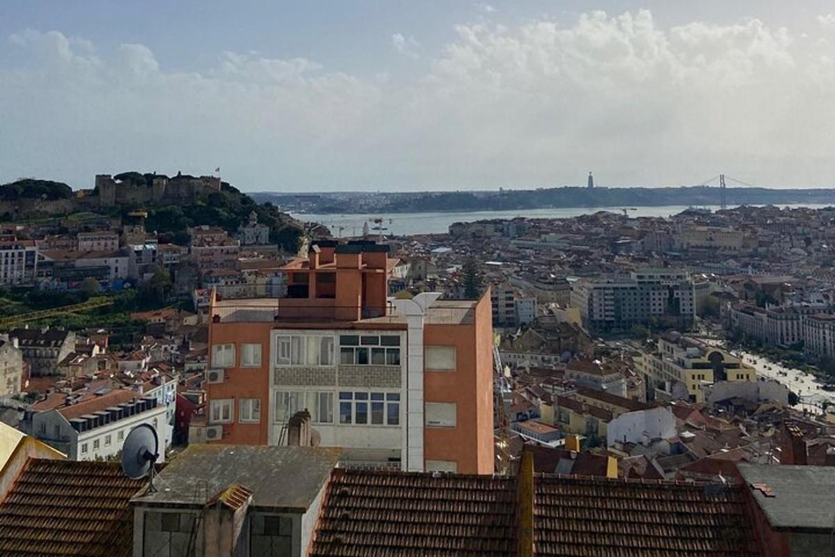 una vista di una città con un fiume e degli edifici