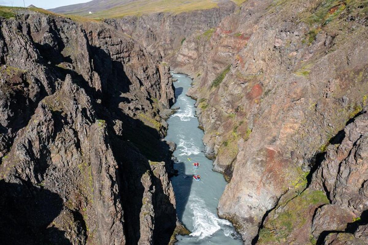 en luftfoto av en elv i en canyon