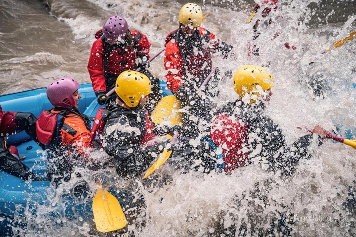 sekumpulan orang berakit di sungai