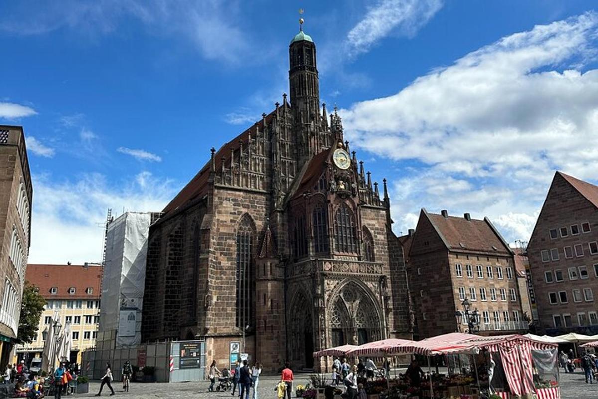 velký kostel s hodinovou věží ve městě