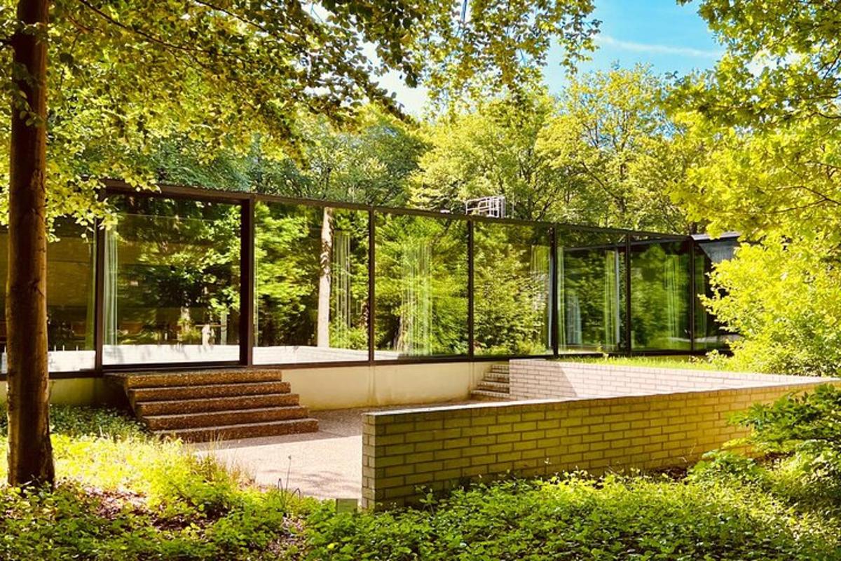 una casa de cristal en medio de un bosque