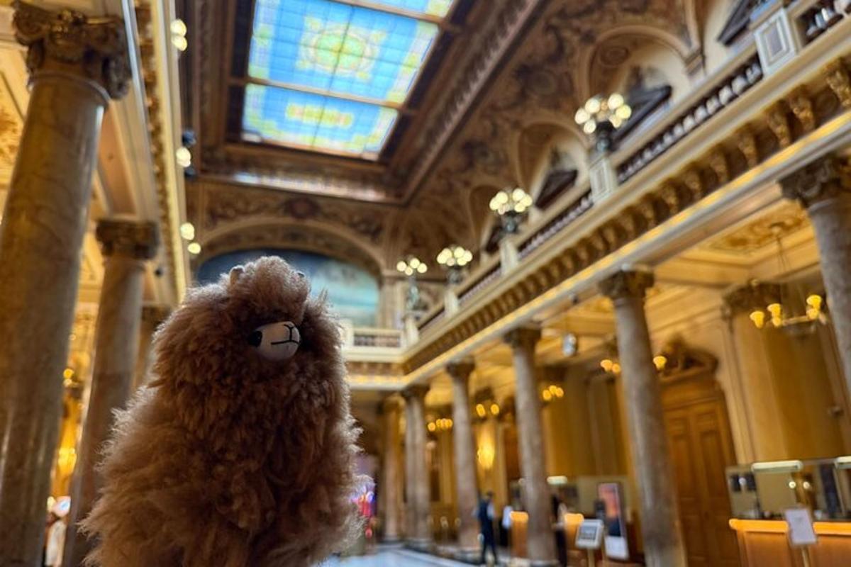 un ós de peluix marró assegut en un edifici