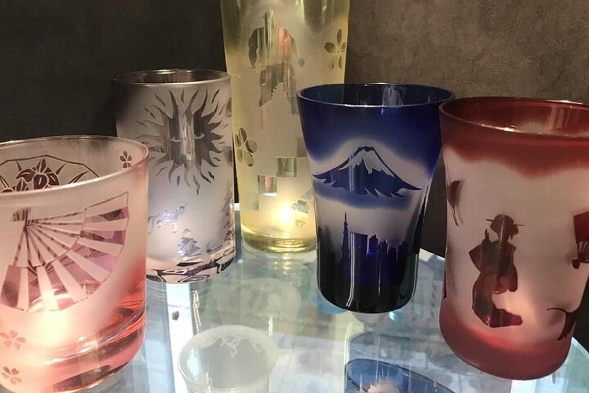 štirje različno obarvani kozarci na stekleni mizi