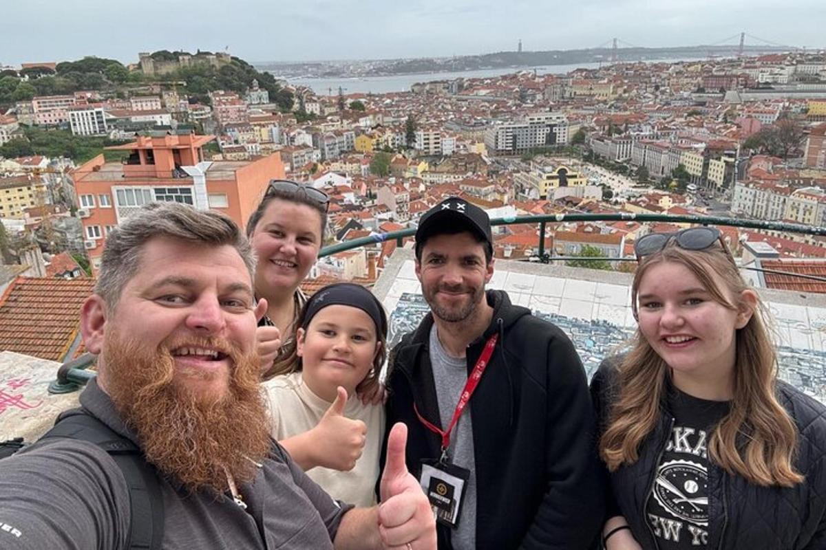 eine Gruppe von Menschen posiert für ein Foto auf dem Dach einer Stadt