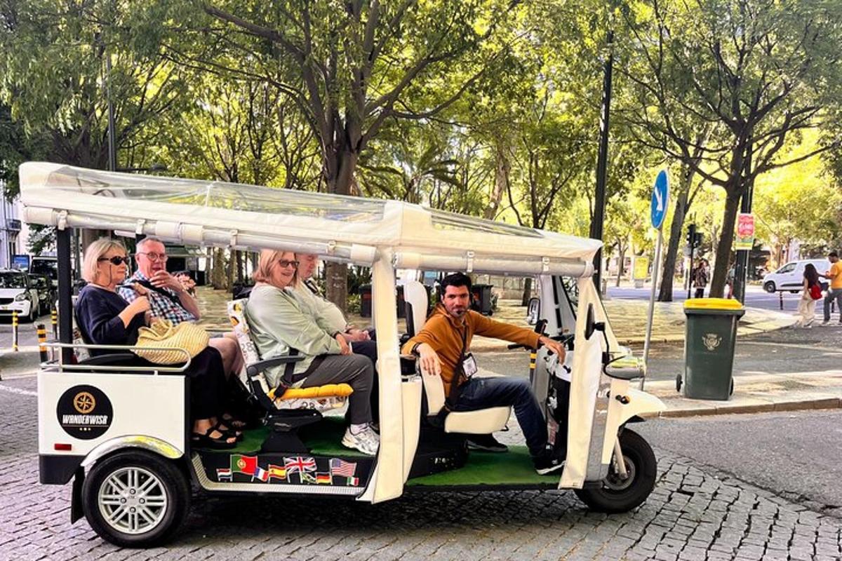 eine Gruppe von Menschen, die in einem Golfwagen fahren