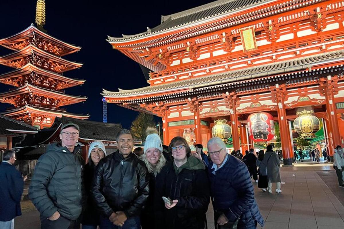 一群人站在一栋建筑物前