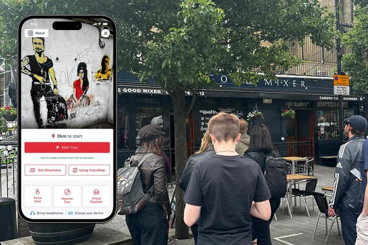 un home està dret al costat d'un telèfon mòbil
