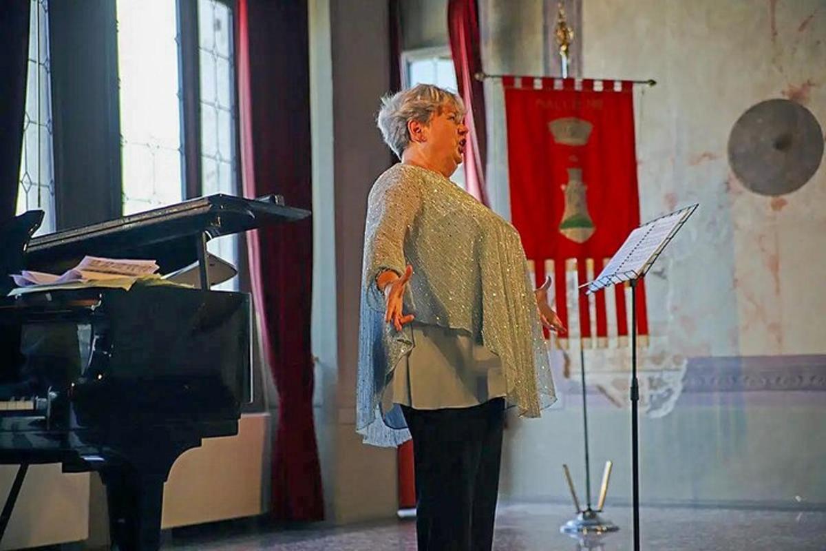 mees seisab klaveri ees