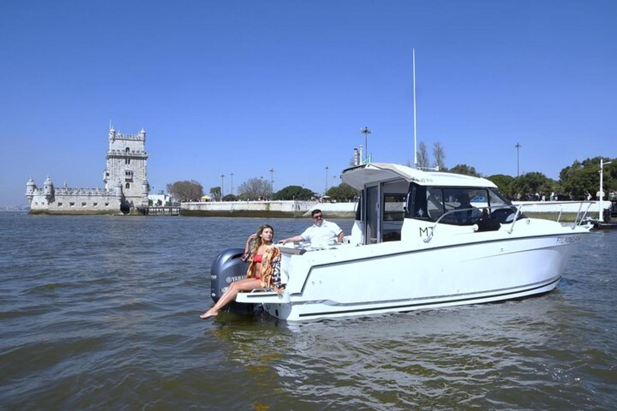 un uomo e una donna seduti su una barca in acqua