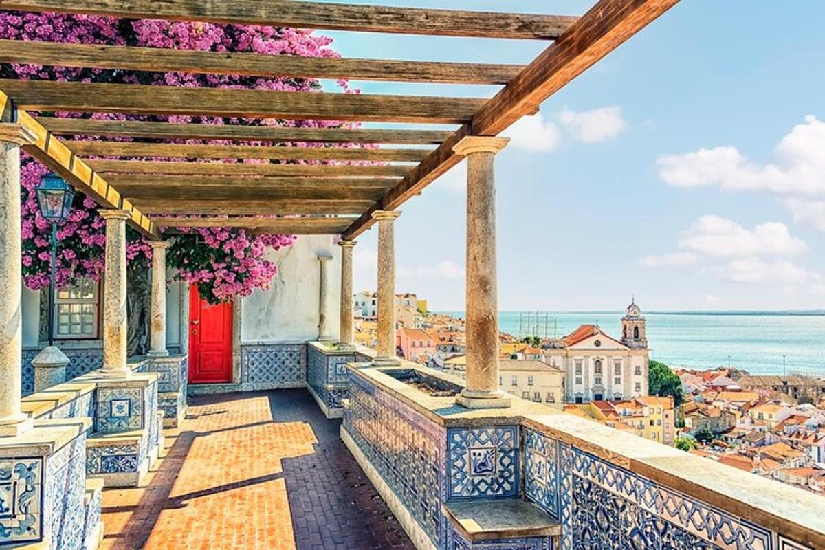 balkon s pogledom na mesto