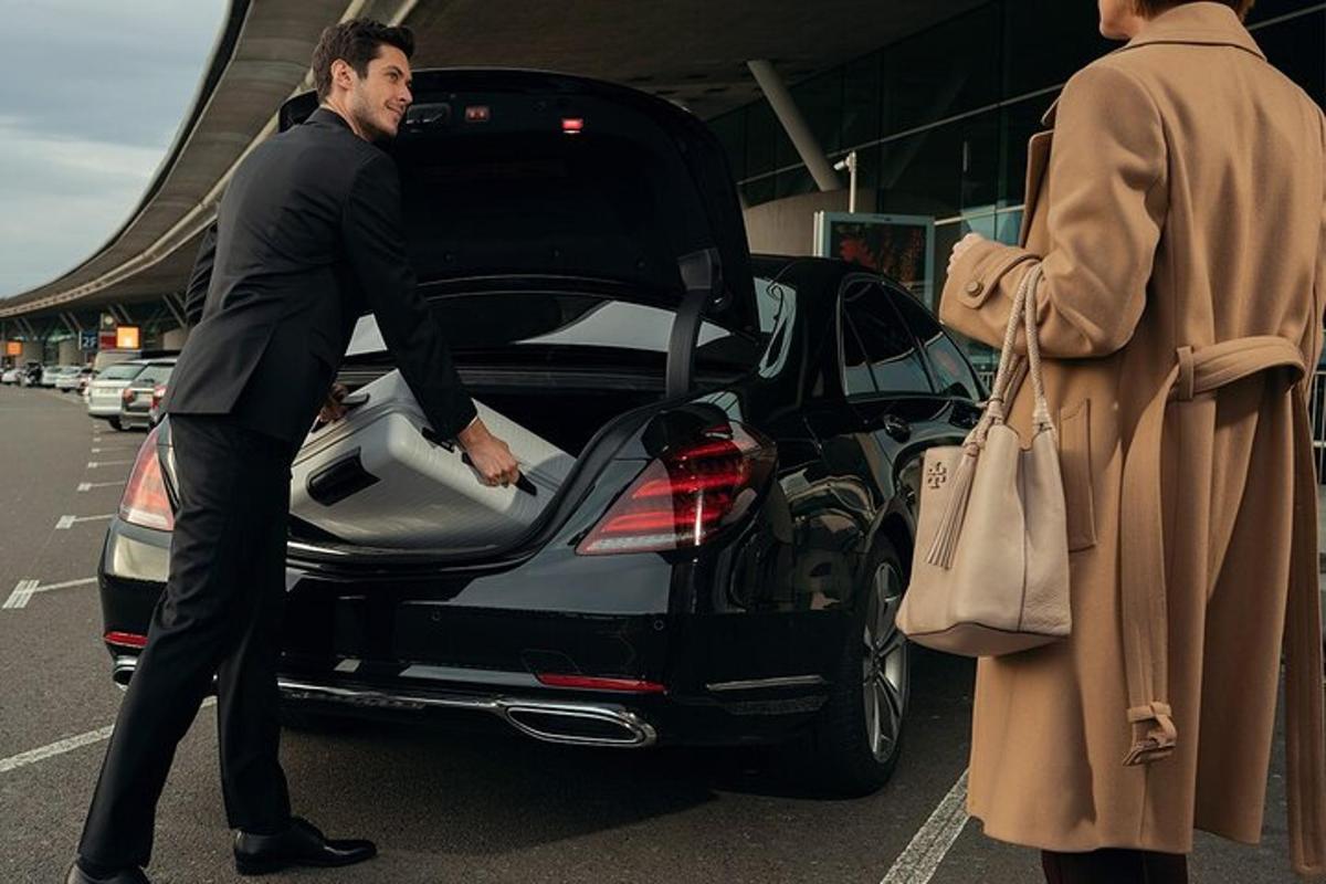 un uomo che esce dal bagagliaio di un'auto