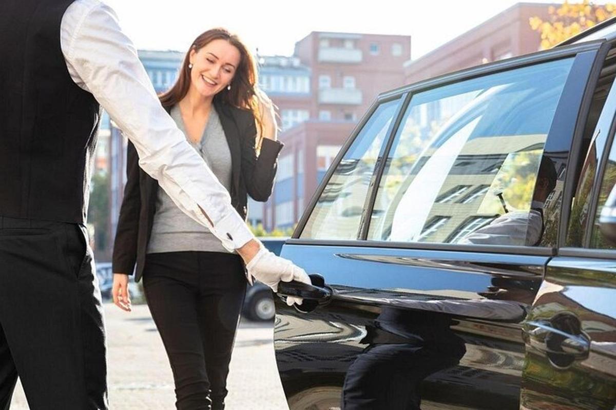 una donna sta scendendo da un'auto