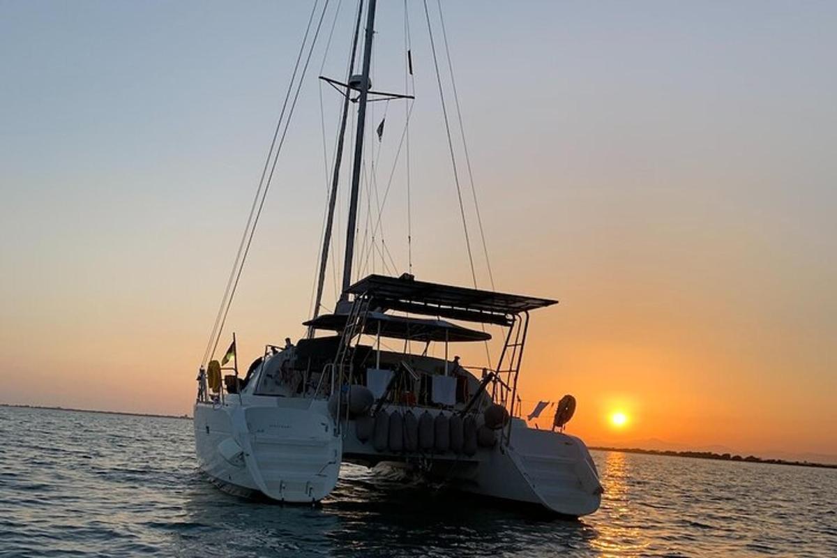 una barca ferma nell'acqua al tramonto