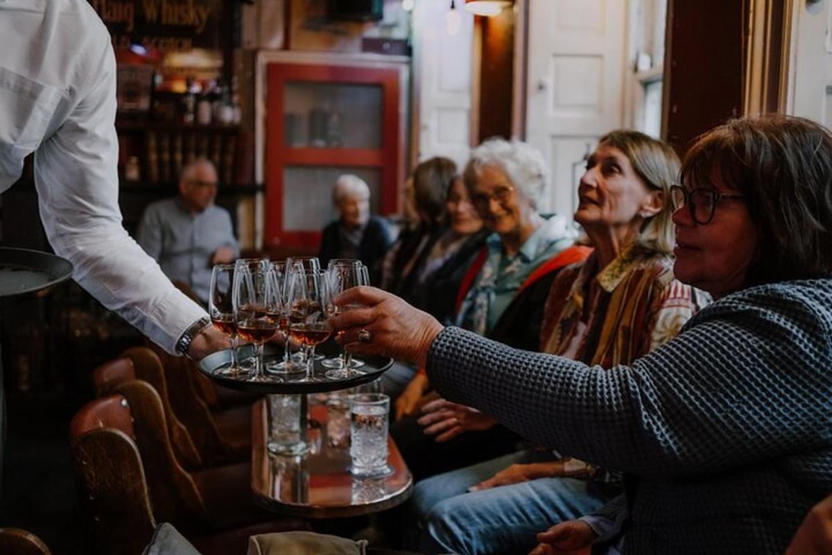 osoba držiaca podnos s pohármi na víno