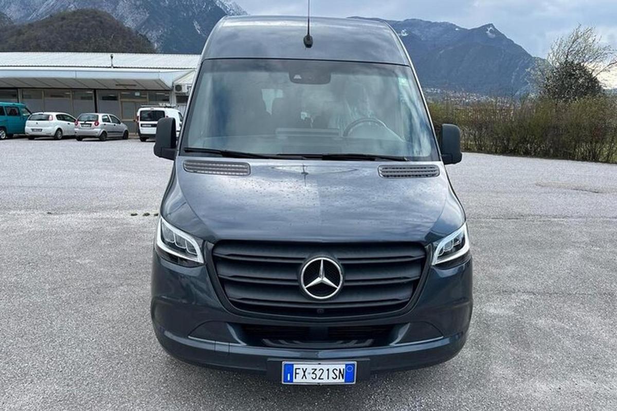 dodávka Mercedes Benz zaparkovaná na parkovišti