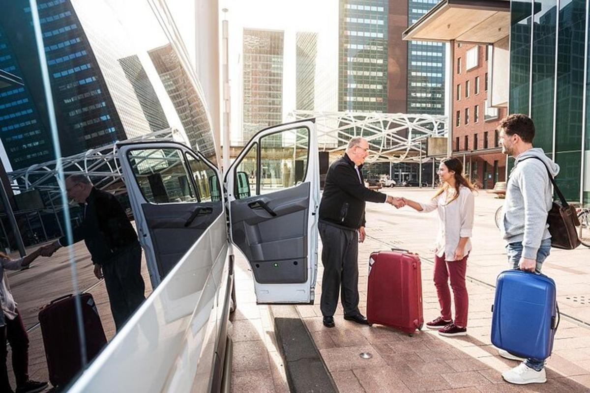 skupina lidí, kteří si podávají ruce před autobusem