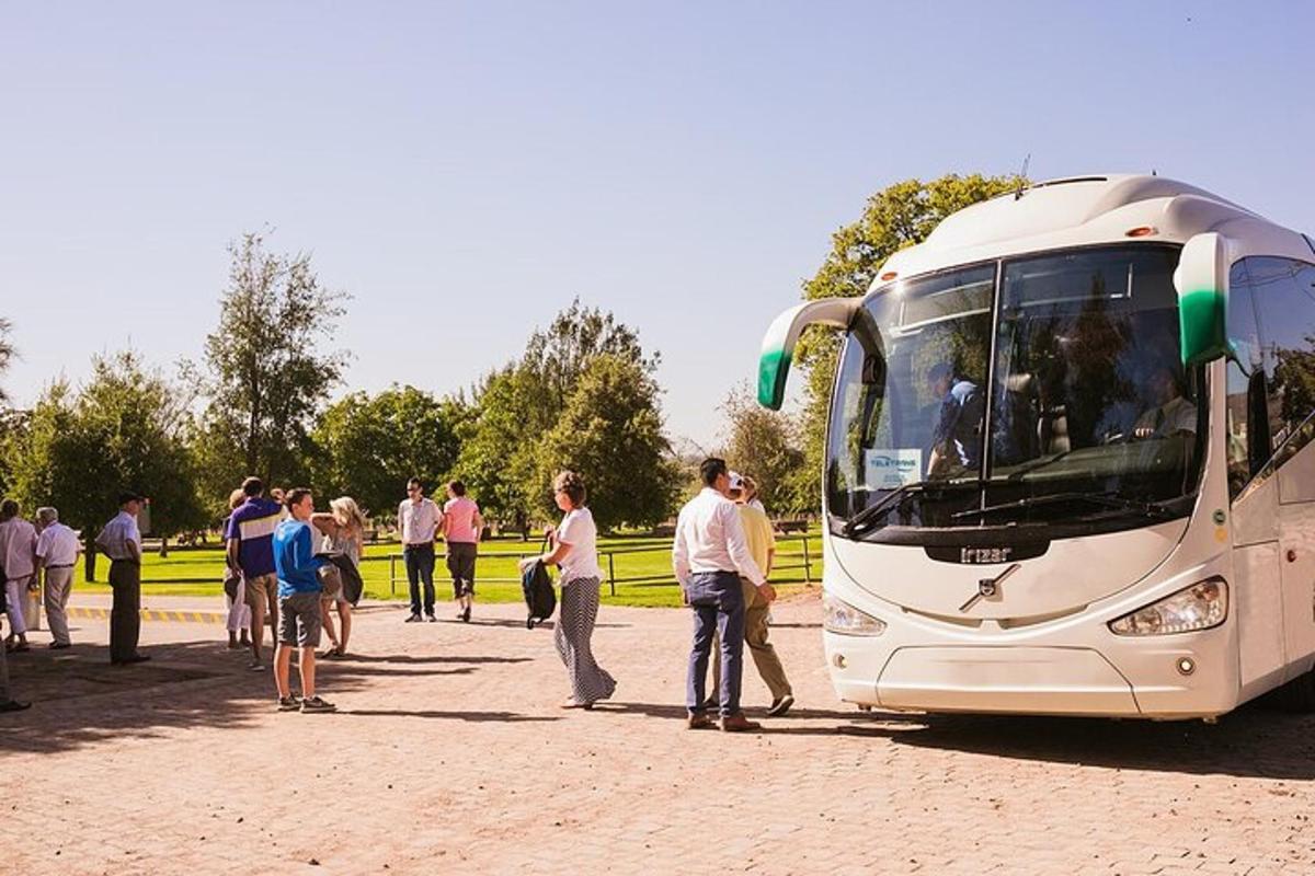 skupina lidí stojících vedle autobusu