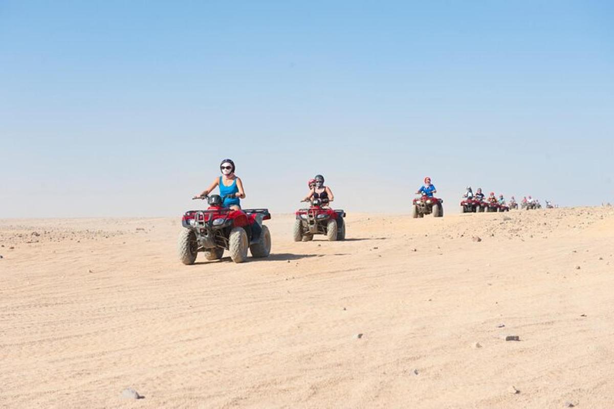 un gruppo di persone che guidano quad nel deserto
