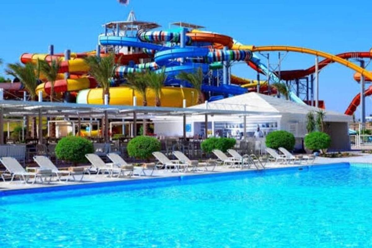 un parco acquatico con uno scivolo d'acqua e una piscina