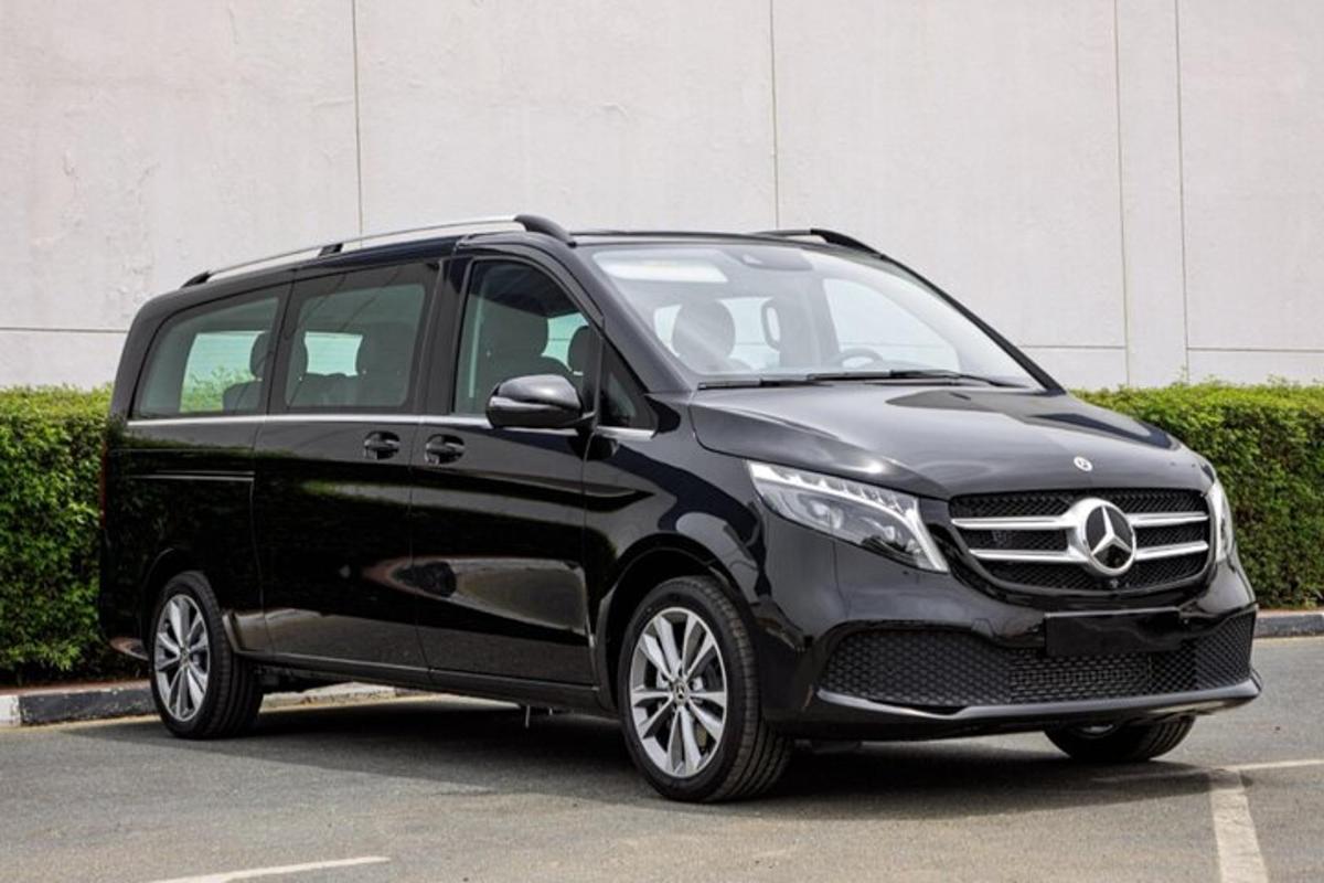 um carro preto estacionado em um estacionamento