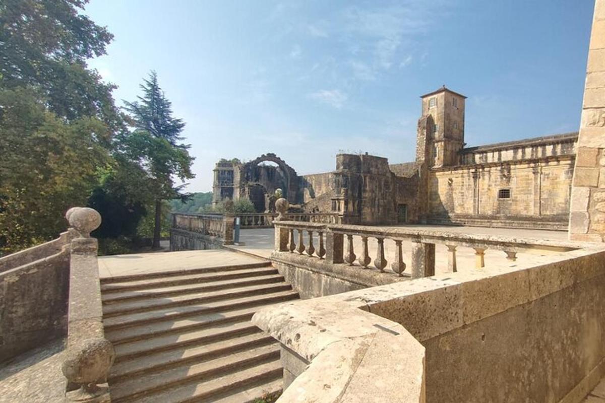 um prédio antigo com escadas e um castelo
