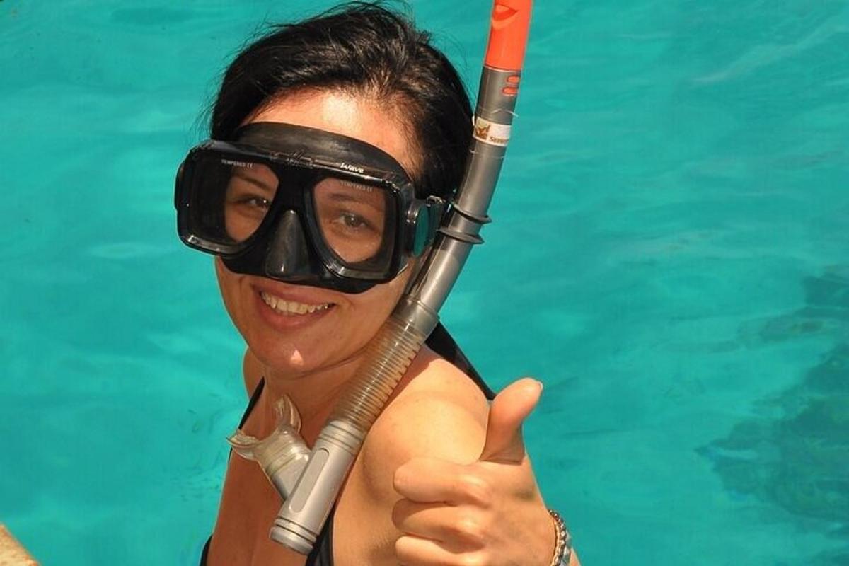 kona í sundlaug með snorkel og snorkeldýnu
