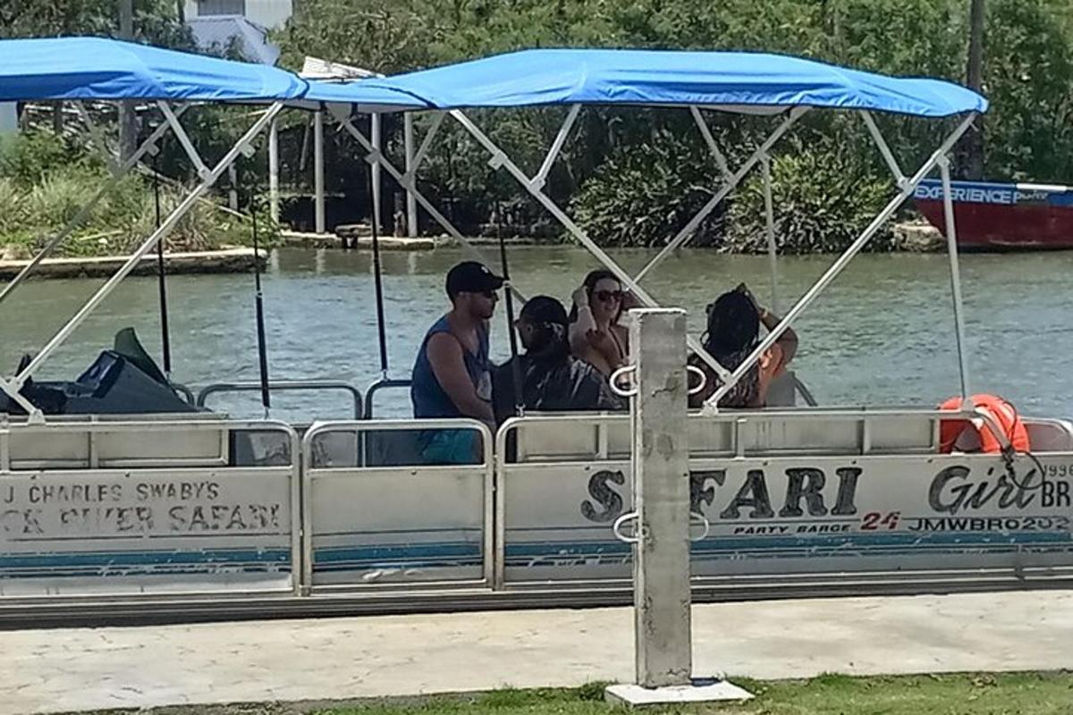un grup de persones que viatgen en una barca a l'aigua