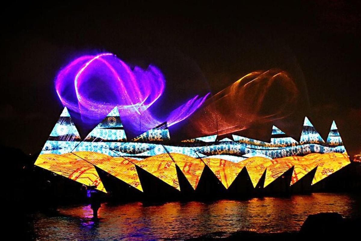 un edifici il·luminat amb llums encesos a la nit