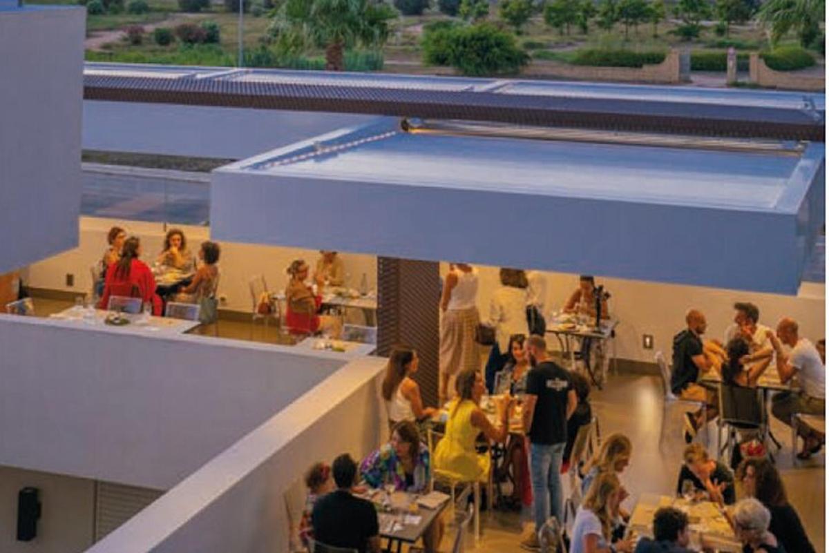 un gruppo di persone sedute ai tavoli di un ristorante