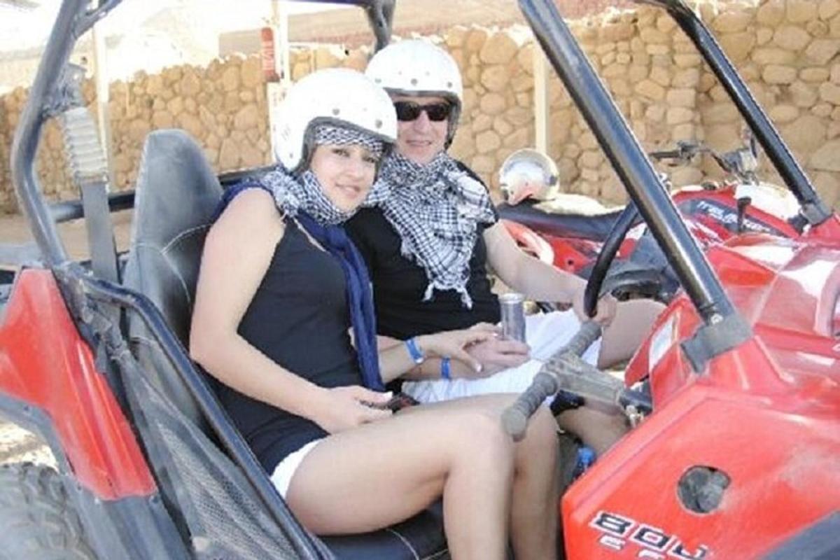 dve ženski sedita na vožnji v golfskem vozičku