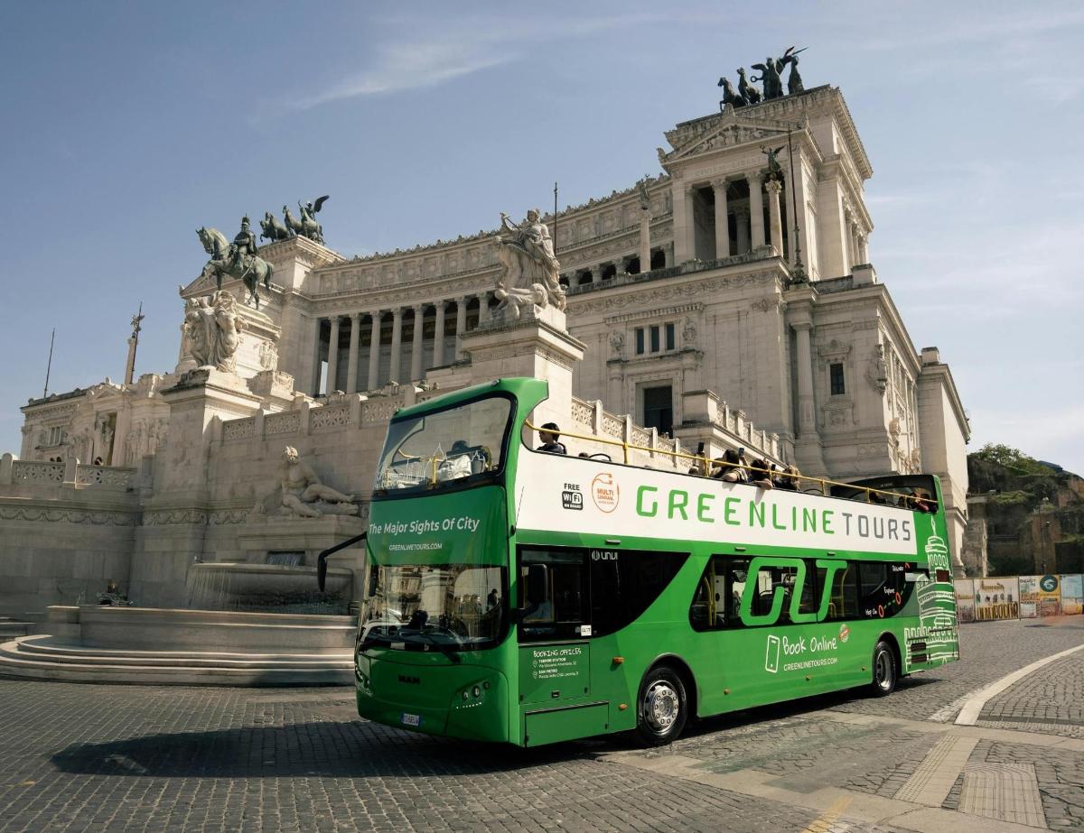 roheline kahekordne buss hoone ees
