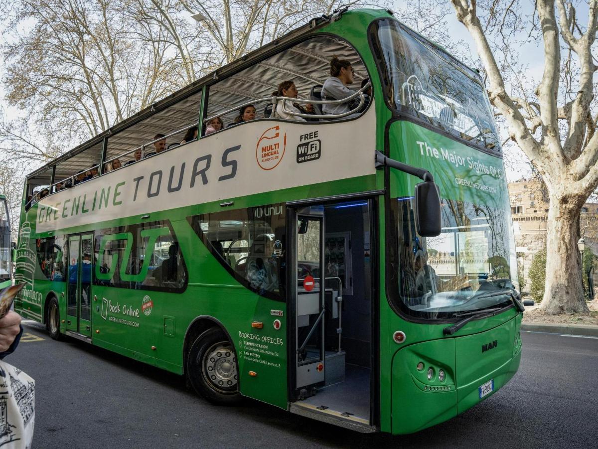 tänaval sõidab roheline kahekordne buss