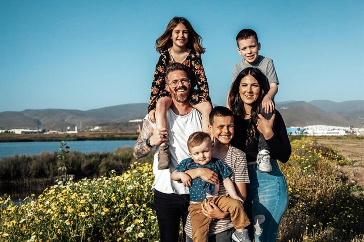 rodina pózující pro fotografii u jezera