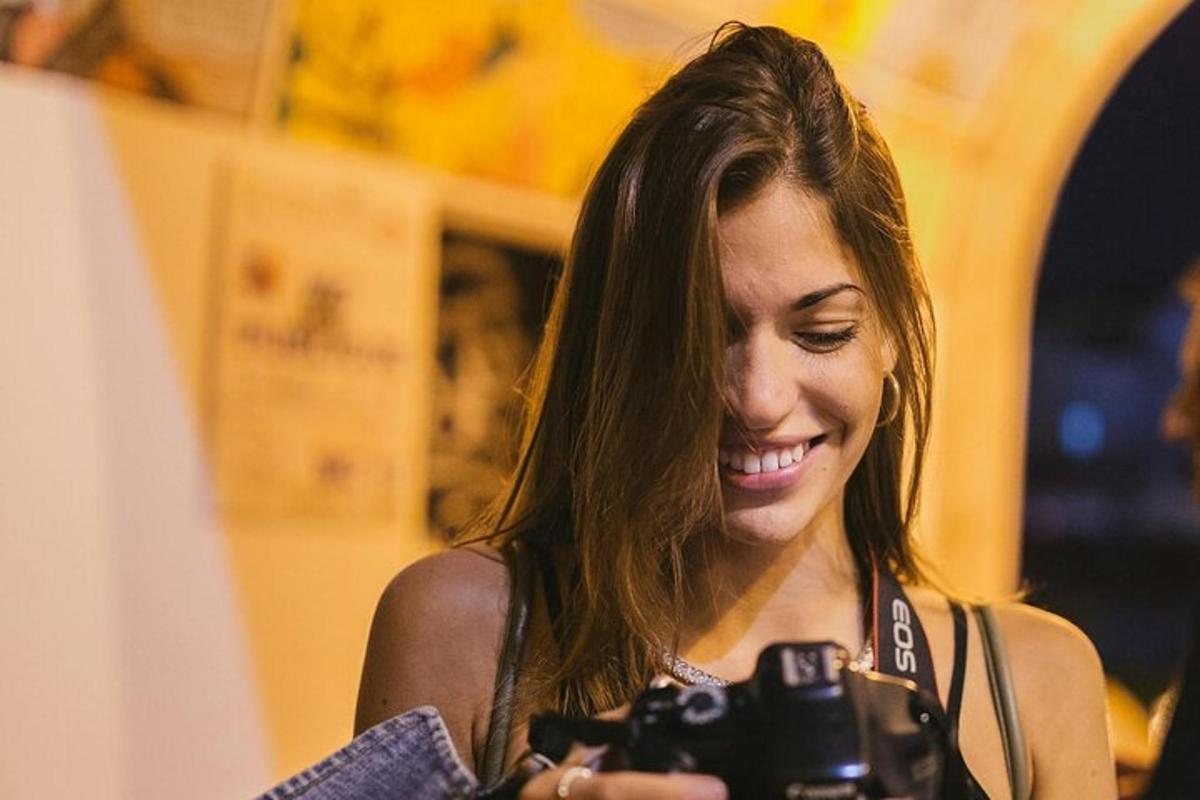 žena se usmívá a drží fotoaparát