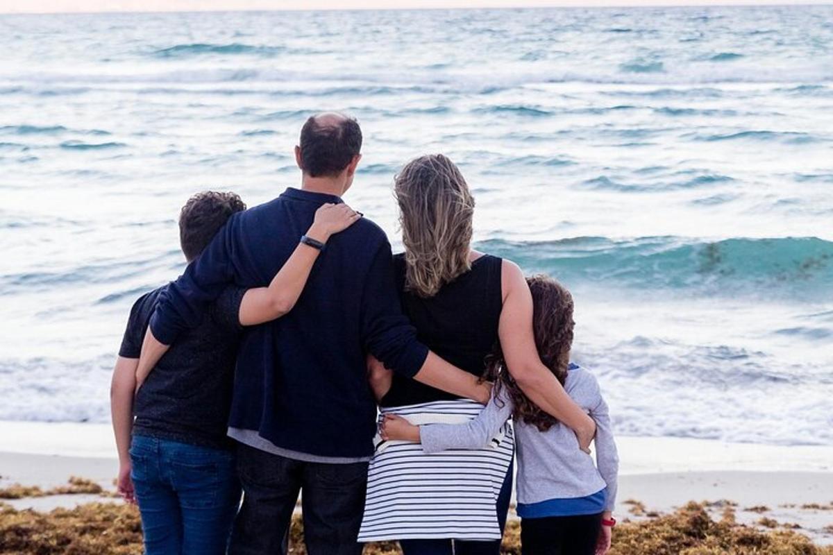 eine Gruppe von Menschen steht am Strand