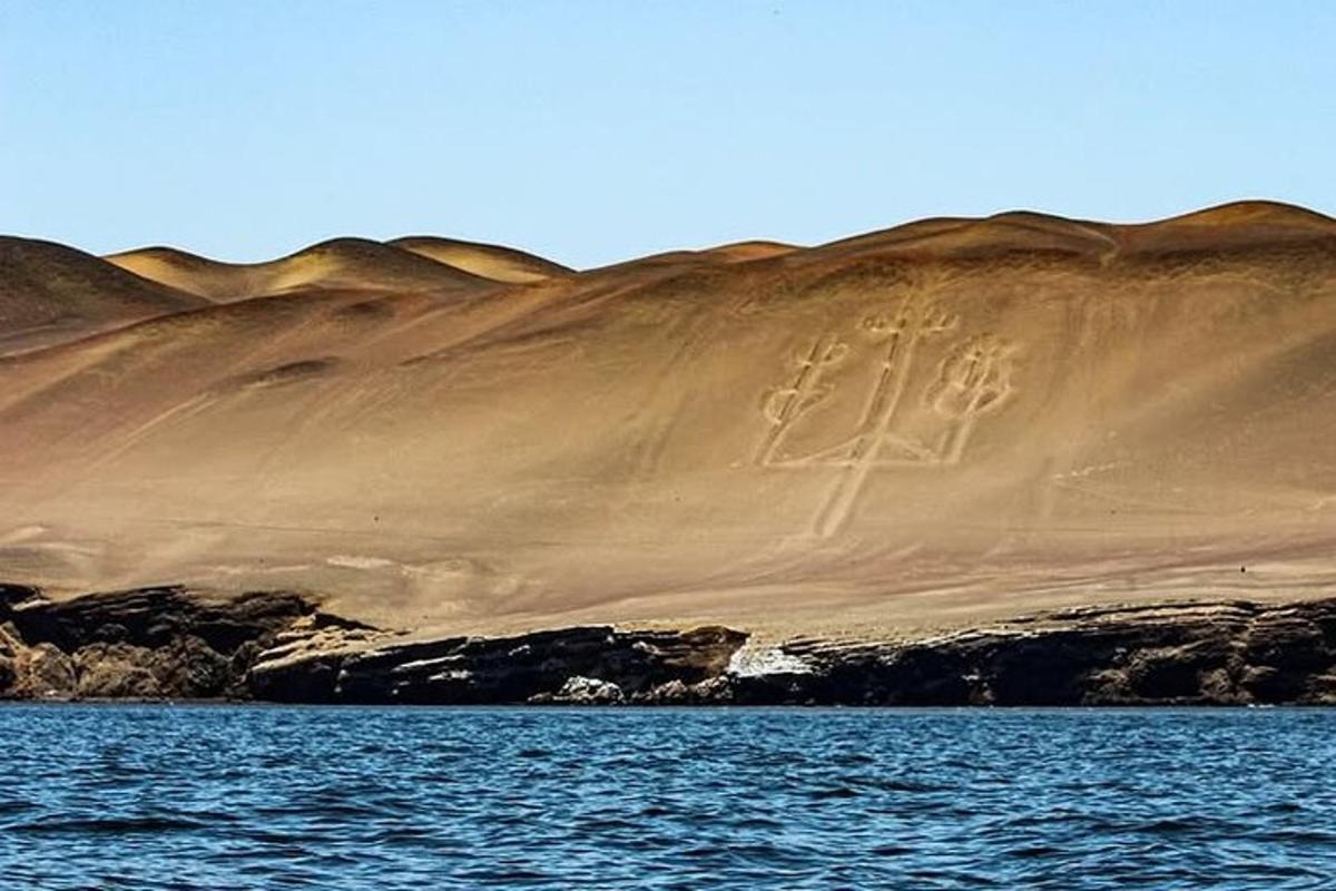 een berg met het woord Irak erop geschreven naast het water