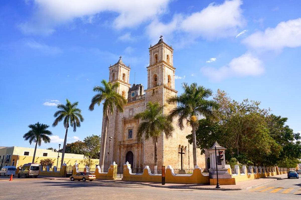 um edifício antigo com duas torres e palmeiras