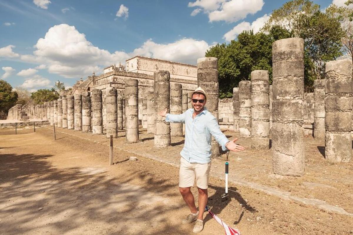 um homem está parado em frente a um templo