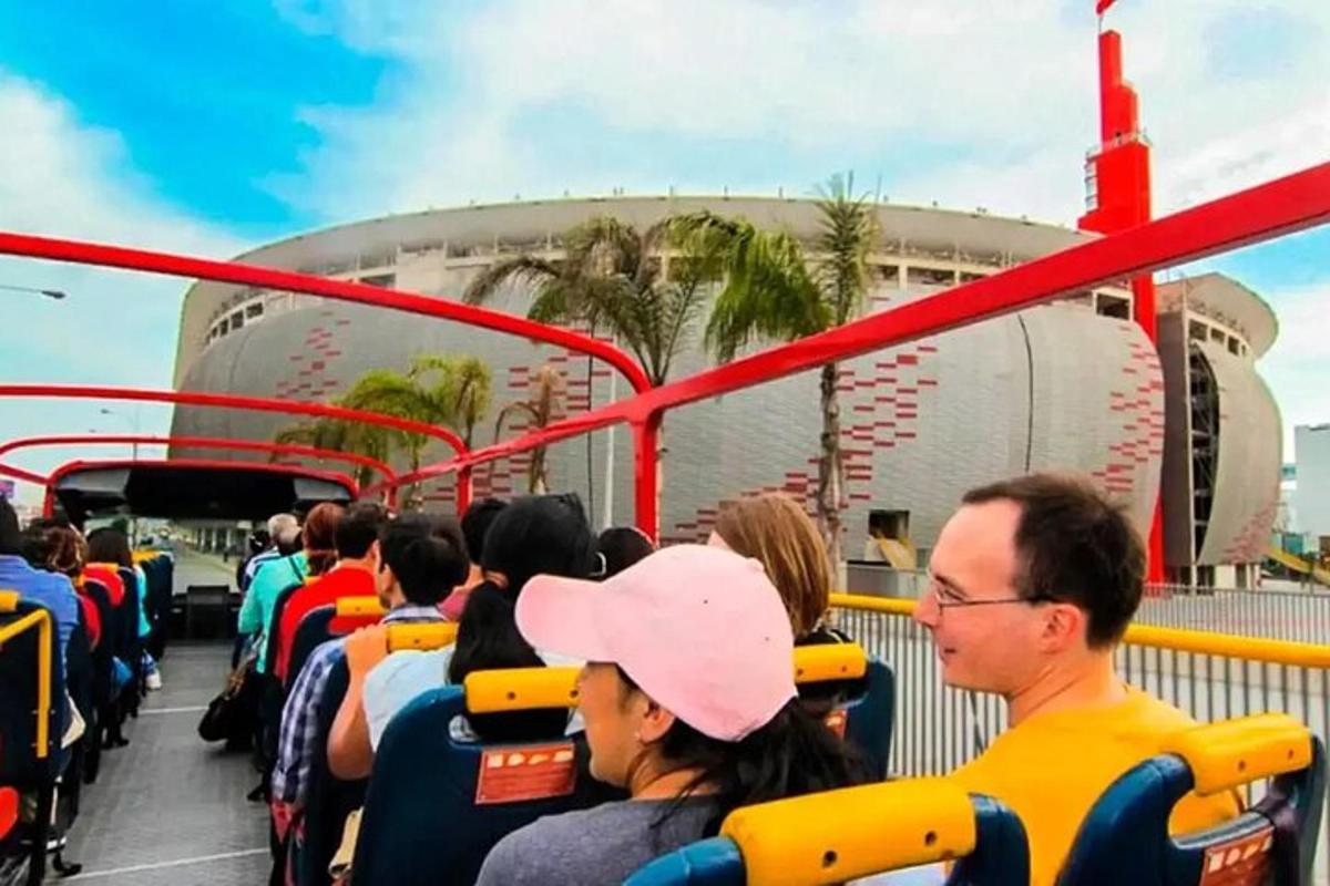 một nhóm người đang đi tàu lượn siêu tốc