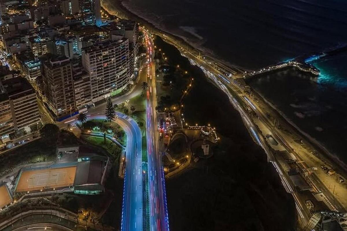 pemandangan atas bandar pada waktu malam