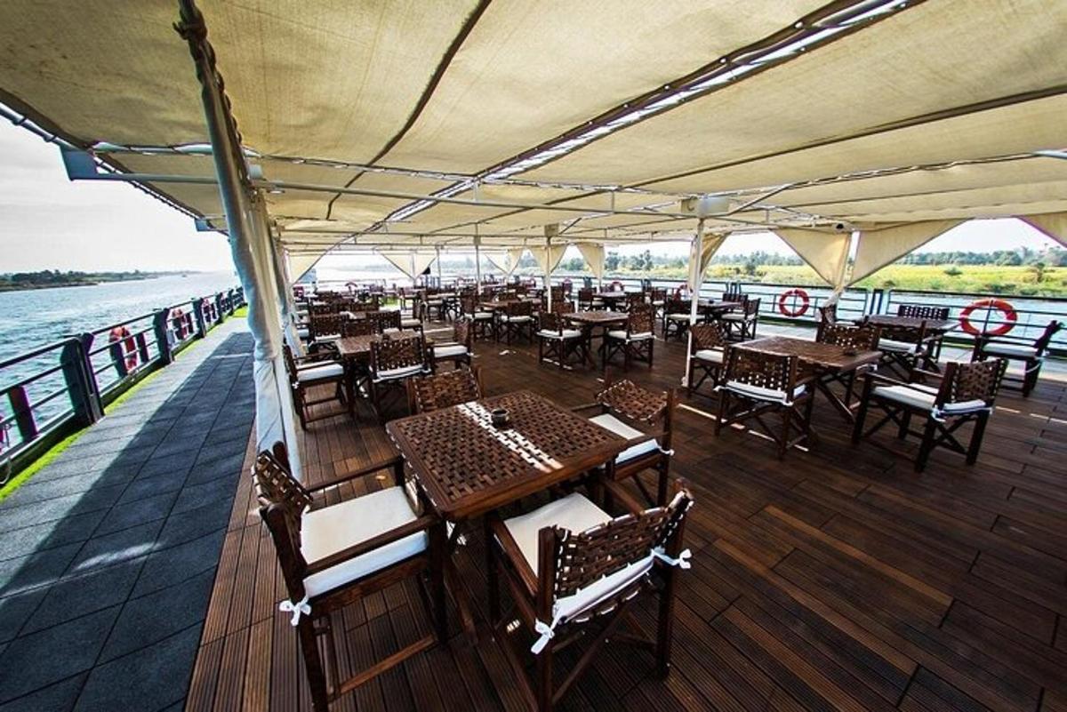 sebuah restoran di atas bot dengan meja dan kerusi