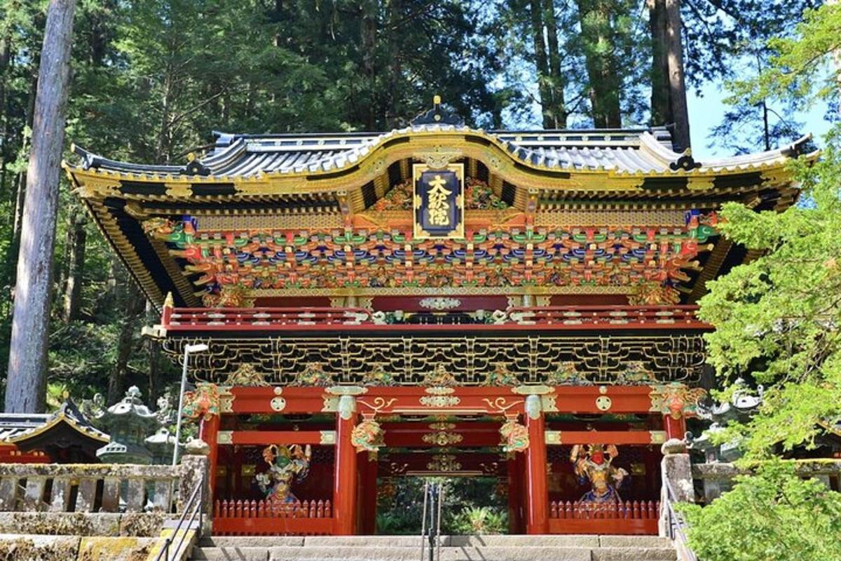 pagoda s budovou v parku